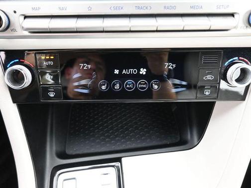 Uyuni White 2025 Genesis G70 2.5T AWD