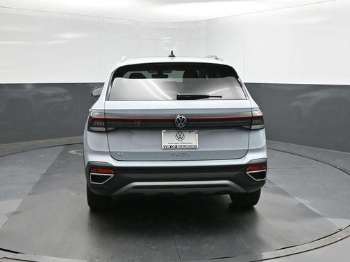 Monument Gray 2026 Volkswagen Taos SE
