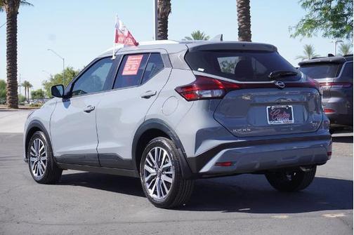 Boulder Gray Metallic 2024 Nissan Kicks SV