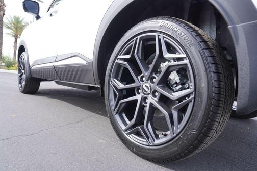 Aspen White Tricoat/Super Black 2026 Nissan Kicks SR