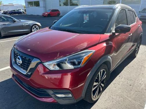 Cayenne Red / Super Black 2020 Nissan Kicks SR