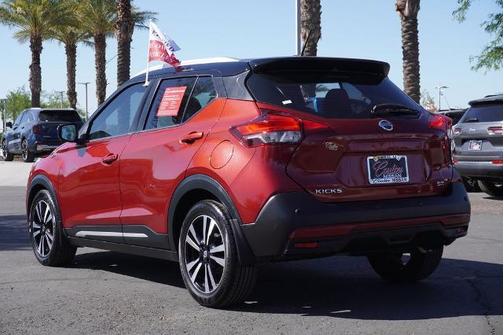 Cayenne Red / Super Black 2020 Nissan Kicks SR