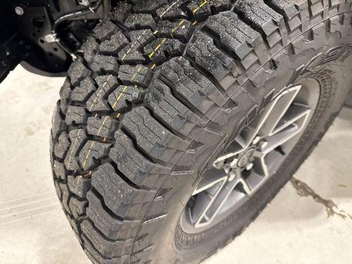 Black Clearcoat 2026 Jeep Gladiator Mojave X 4x4