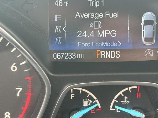 Oxford White 2019 Ford Escape SE