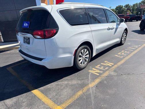 Bright White Clearcoat 2017 Chrysler Pacifica Touring-L