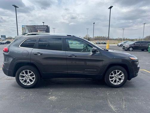 Granite Crystal Metallic Clearcoat 2017 Jeep Cherokee Latitude