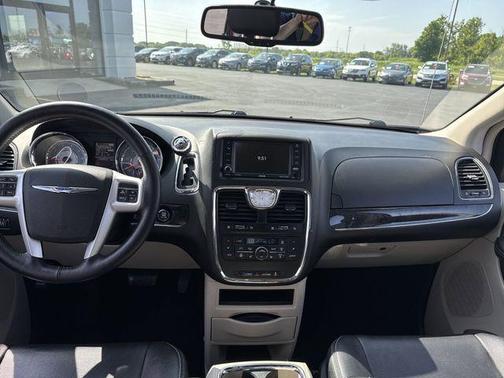 2016 Chrysler Town & Country Touring