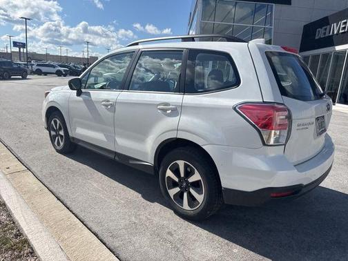 Crystal White Pearl 2018 Subaru Forester 2.5i