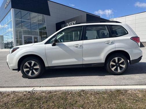 Crystal White Pearl 2018 Subaru Forester 2.5i