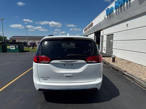 Bright White Clearcoat 2017 Chrysler Pacifica Touring-L