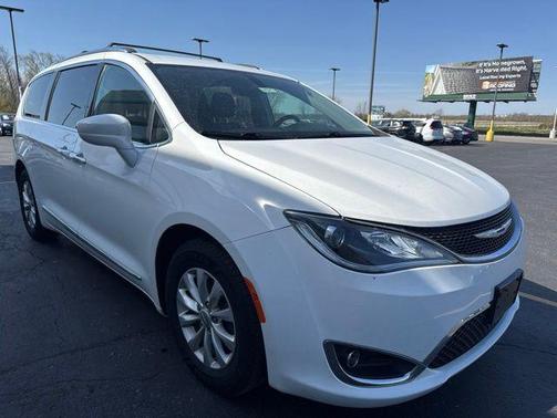 Bright White Clearcoat 2018 Chrysler Pacifica Touring-L