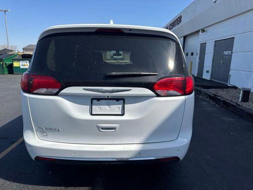Bright White Clearcoat 2018 Chrysler Pacifica Touring-L