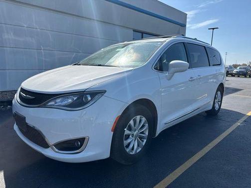 Bright White Clearcoat 2018 Chrysler Pacifica Touring-L