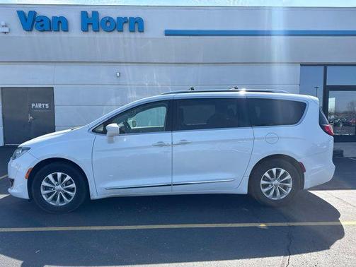 Bright White Clearcoat 2018 Chrysler Pacifica Touring-L