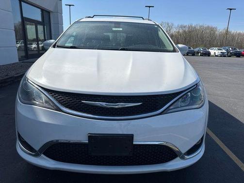 Bright White Clearcoat 2018 Chrysler Pacifica Touring-L