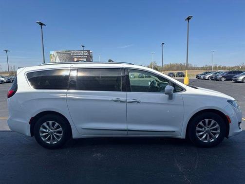Bright White Clearcoat 2018 Chrysler Pacifica Touring-L