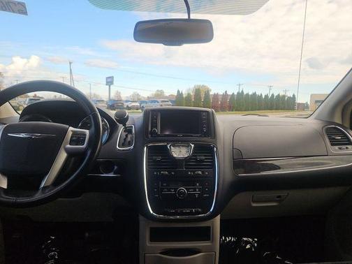 2016 Chrysler Town & Country Touring