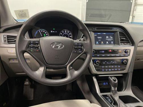 2017 Hyundai SONATA Hybrid SE