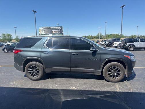 Graphite Metallic 2018 Chevrolet Traverse LT Cloth