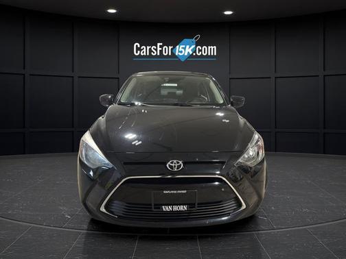 Stealth 2017 Toyota Yaris iA Base