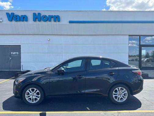 Stealth 2017 Toyota Yaris iA Base