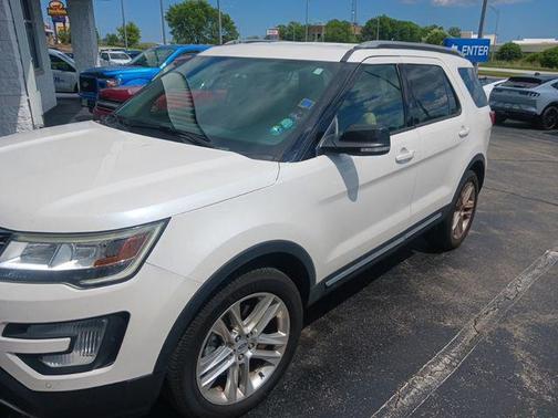 White Platinum Clearcoat Metallic 2017 Ford Explorer XLT