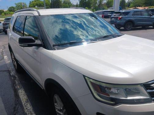 White Platinum Clearcoat Metallic 2017 Ford Explorer XLT