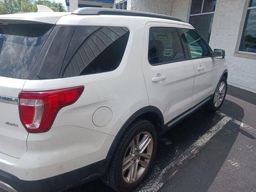 White Platinum Clearcoat Metallic 2017 Ford Explorer XLT