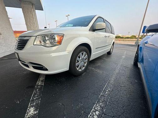 Bright White Clearcoat 2016 Chrysler Town & Country Touring