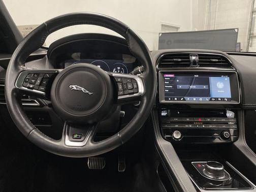 2018 Jaguar F-PACE 25t R-Sport