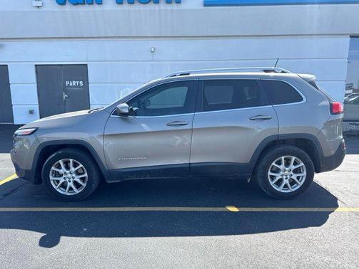 Light Brownstone Pearlcoat 2017 Jeep Cherokee Latitude