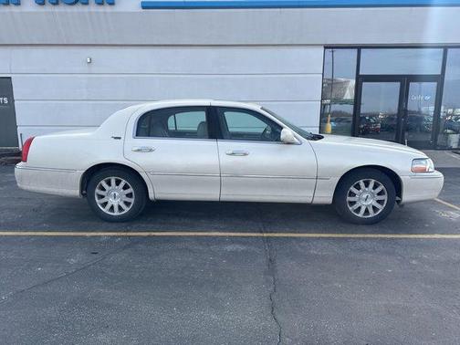 White 2007 Lincoln Town Car Signature