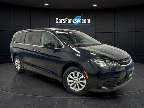 Brilliant Black Crystal Pearlcoat 2017 Chrysler Pacifica Touring