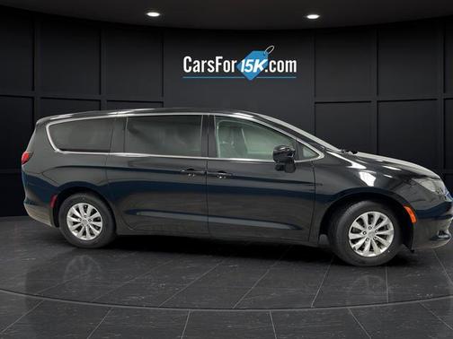 Brilliant Black Crystal Pearlcoat 2017 Chrysler Pacifica Touring