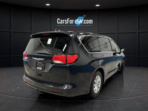 Brilliant Black Crystal Pearlcoat 2017 Chrysler Pacifica Touring