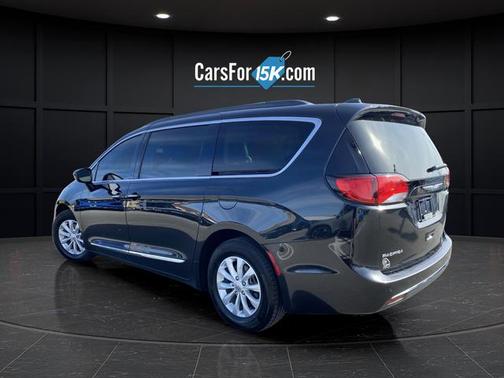 Brilliant Black Crystal Pearlcoat 2017 Chrysler Pacifica Touring-L