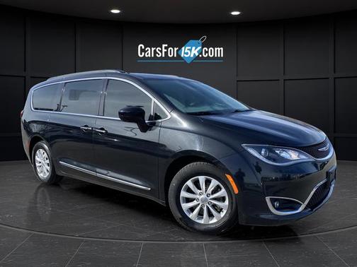 Brilliant Black Crystal Pearlcoat 2017 Chrysler Pacifica Touring-L