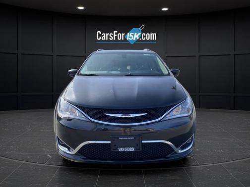 Brilliant Black Crystal Pearlcoat 2017 Chrysler Pacifica Touring-L