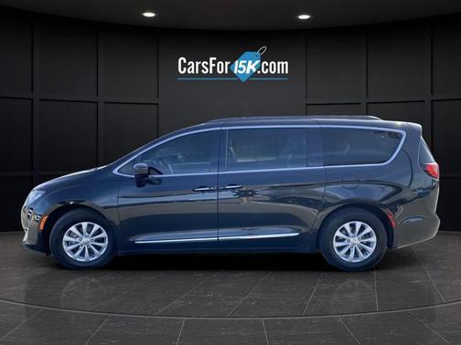 Brilliant Black Crystal Pearlcoat 2017 Chrysler Pacifica Touring-L