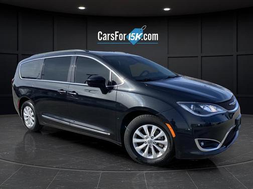 Brilliant Black Crystal Pearlcoat 2017 Chrysler Pacifica Touring-L