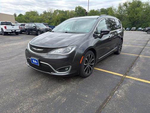 Granite Crystal Metallic Clearcoat 2017 Chrysler Pacifica Touring-L