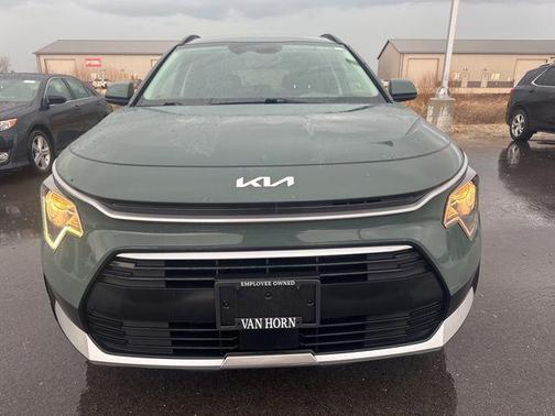 Cityscape Green 2023 Kia Niro EX