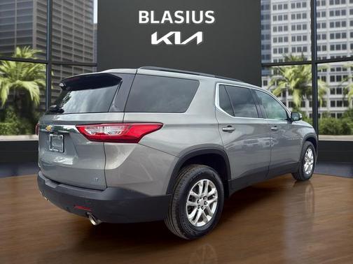 Pepperdust Metallic 2019 Chevrolet Traverse LT Cloth