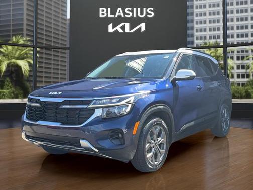 Dark Ocean Blue/White Roof 2024 Kia Seltos S