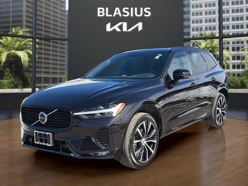 2023 Volvo XC60 B5 Plus Dark Theme