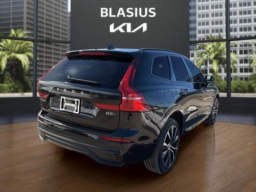 2023 Volvo XC60 B5 Plus Dark Theme