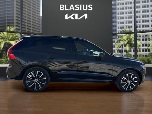 2023 Volvo XC60 B5 Plus Dark Theme