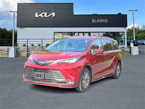 2023 Toyota Sienna XLE 8 Passenger