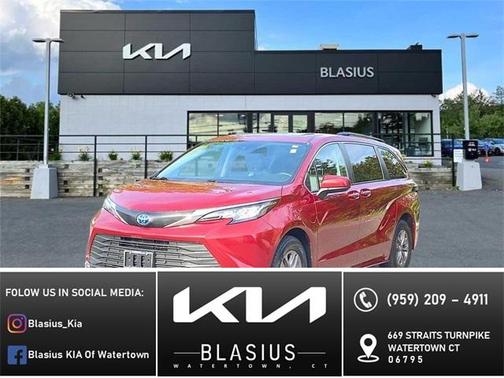 2023 Toyota Sienna XLE 8 Passenger