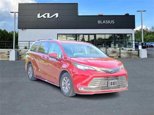 2023 Toyota Sienna XLE 8 Passenger